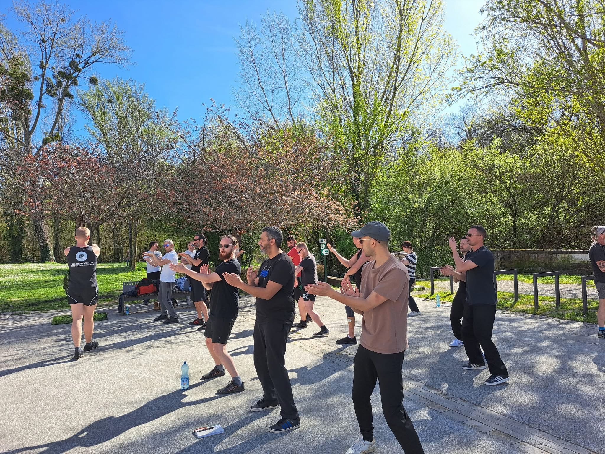 Groupe de pratiquants travaillant une forme de Wing Chun lors d’un stage en extérieur