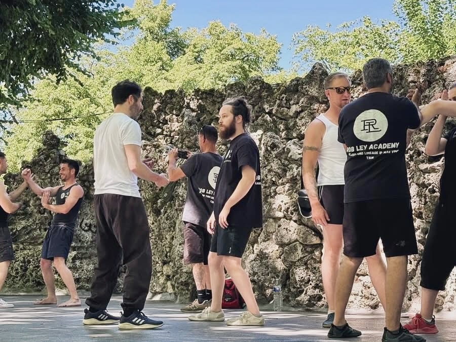Pratiquants de la Rob Ley Academy s’entraînant en extérieur à Angoulême
